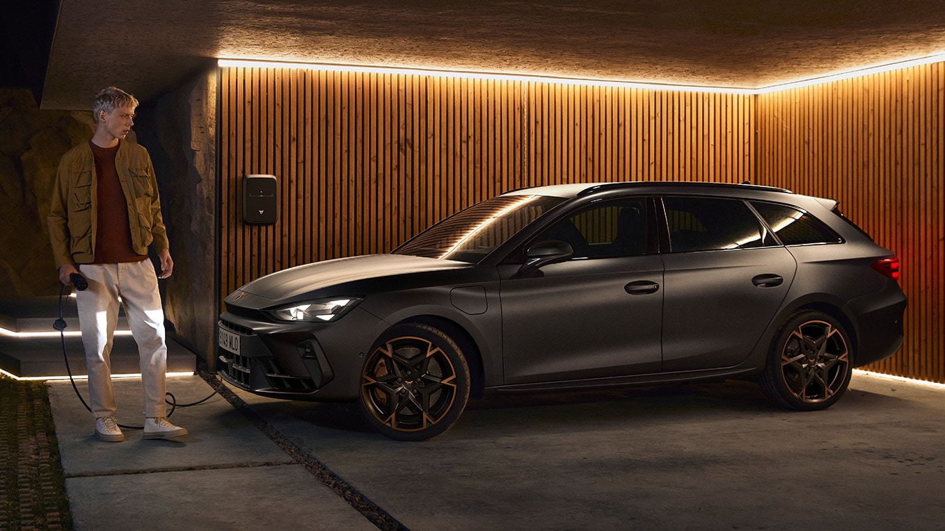 CUPRA León Sportstourer híbrido enchucable familiar cargando en punto de carga