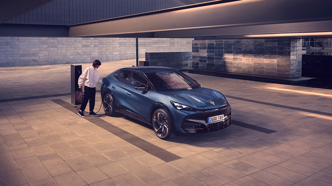 CUPRA Tavascan coche eléctrico cargando en un aparcamiento público