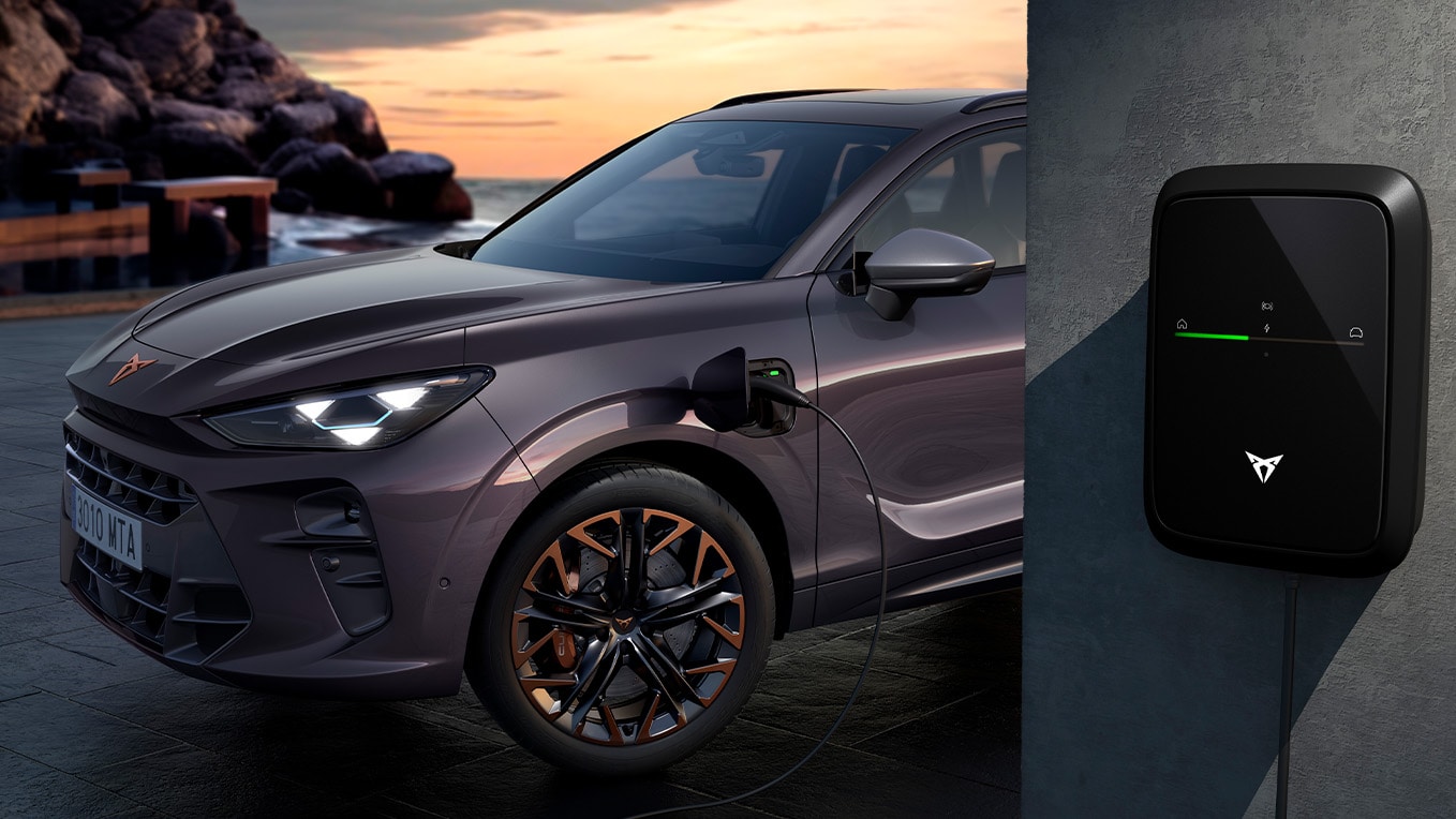 CUPRA Terramar SUV híbrido enchufable junto a punto de carga
