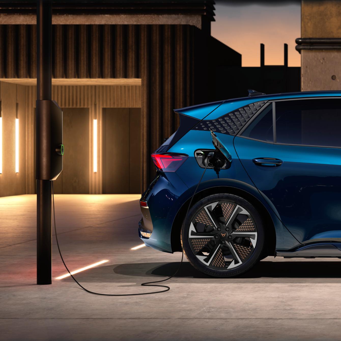 CUPRA Born compacto urbano 100% eléctrico conectado a carga publica