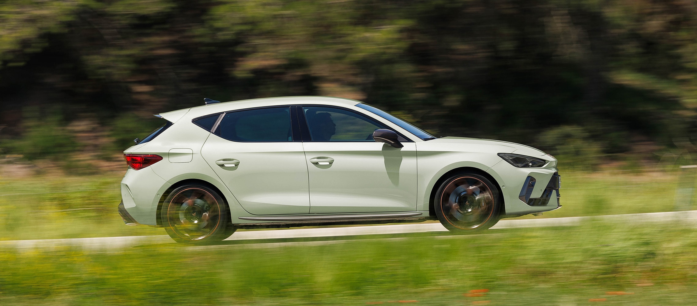 CUPRA Leon híbrido blanco glacial metalizado