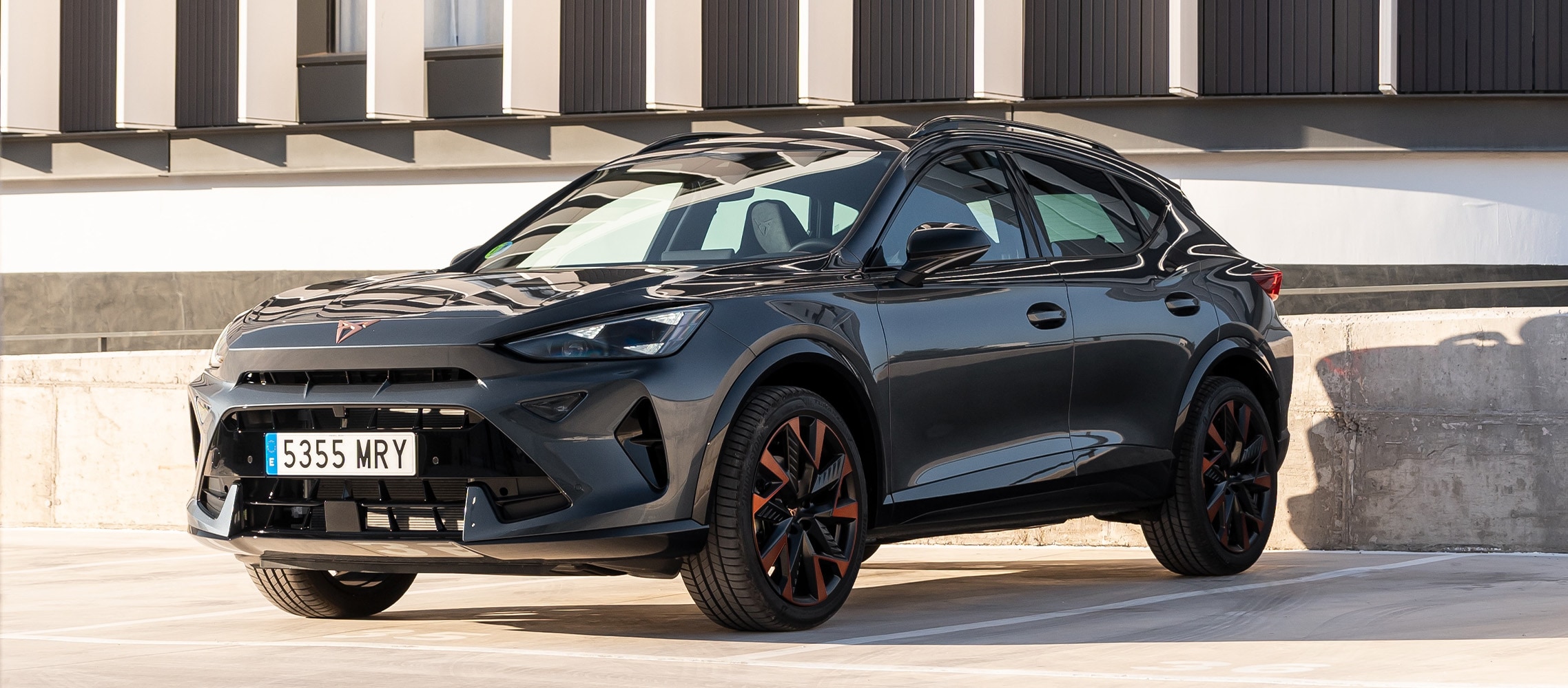Nuevo CUPRA Formentor híbrido gris magnetic metalizado