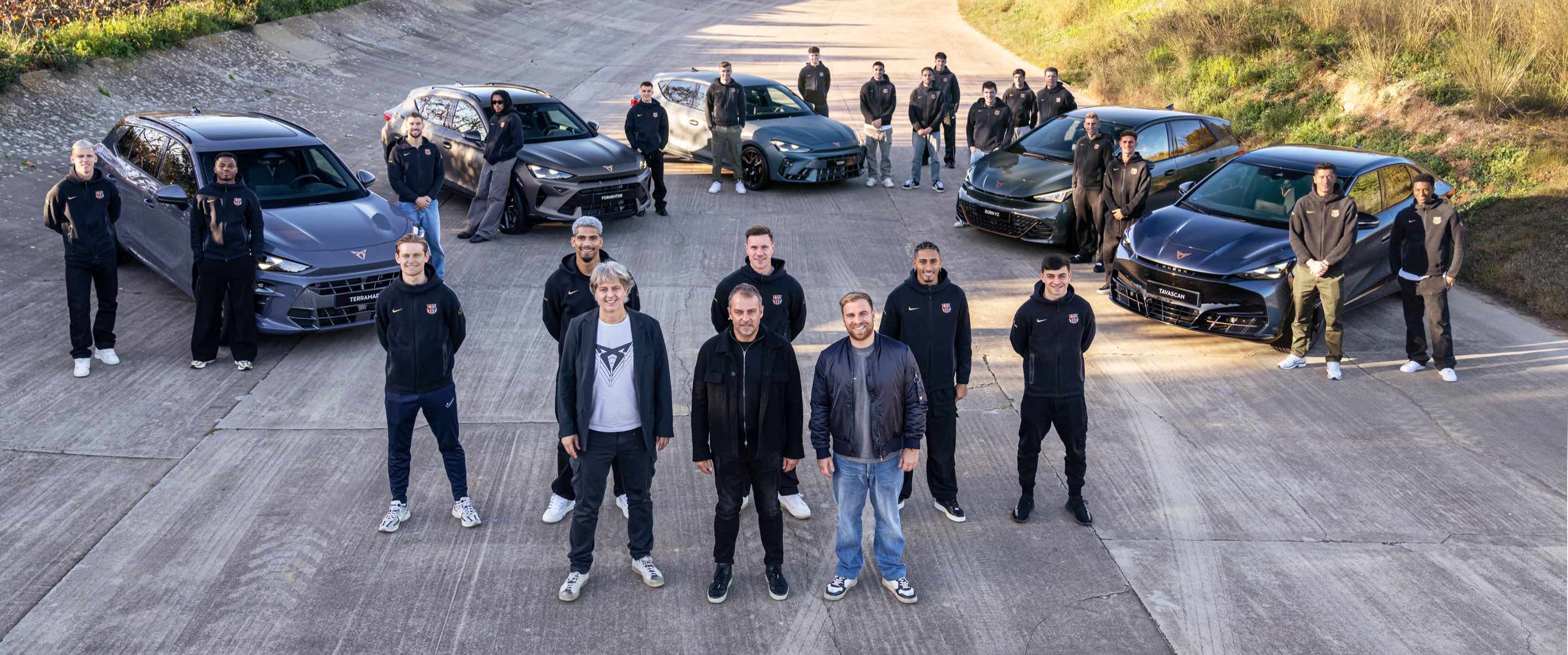 Jugadores del FC Barcelona personalizan sus nuevos CUPRA y los ponen a prueba en el circuito de Terramar