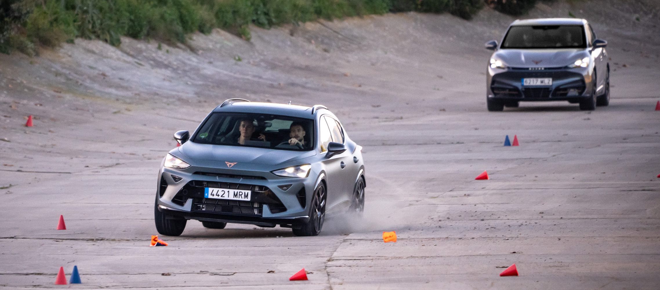 Jugadores del FC Barcelona en un CUPRA Formentor y Tavascan compitiendo en pruebas del evento realizado en Circuito de Terramar.