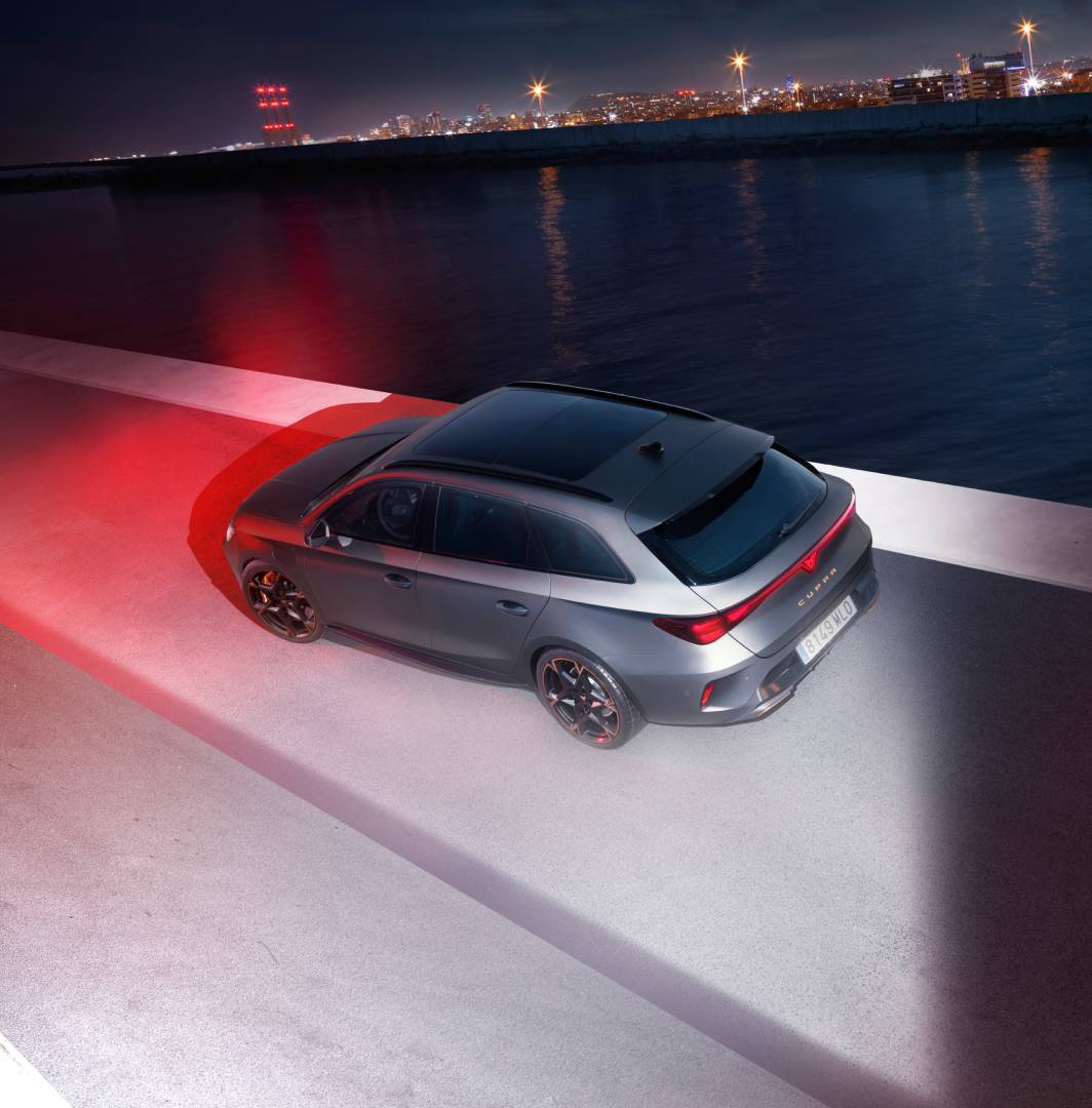 CUPRA León Sportstourer familiar deportivo en color gris Magnetic de Renting Online