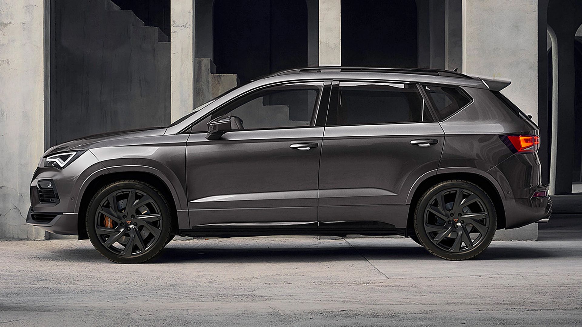 CUPRA Ateca SUV deportivo con tracción integral estacionado frente a edificio de hormigón