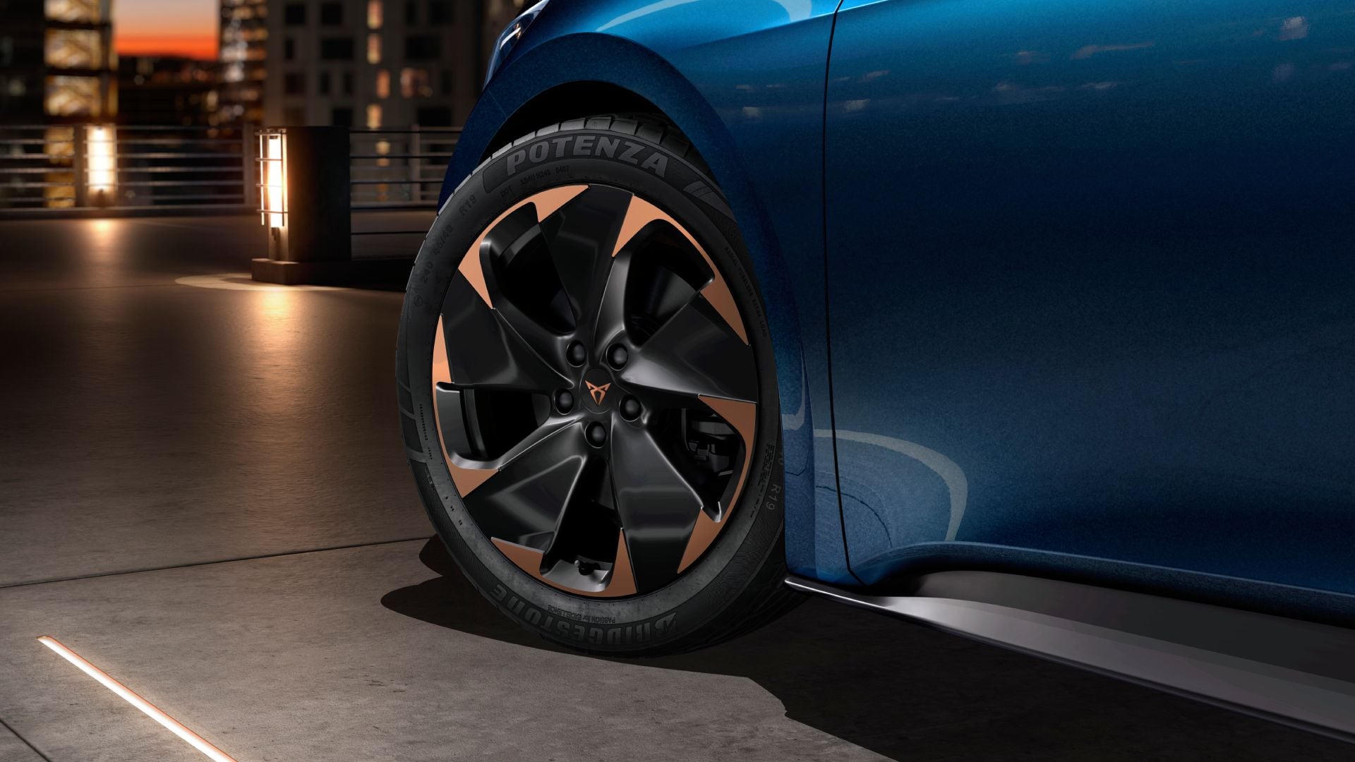 Primer plano de llantas de aleación de 19” de un CUPRA Born; compact urbano 100% eléctrico