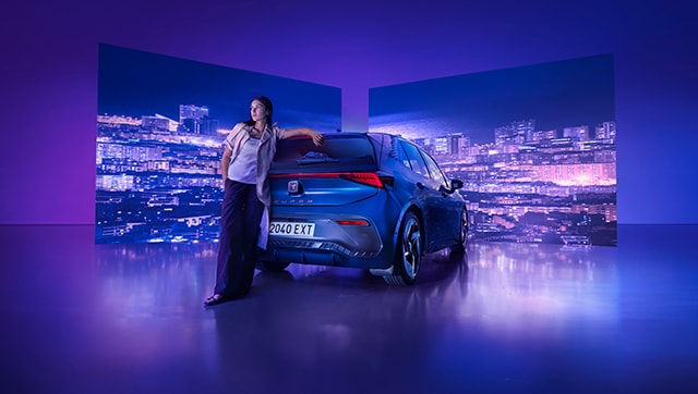CUPRA Born compacto eléctrico frente a ciudad nocturna iluminada