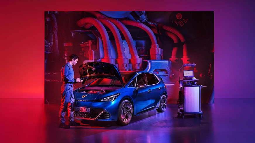 CUPRA Born eléctrico en taller especialista de alta tecnología con iluminación de neón
