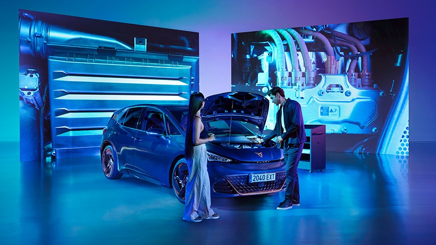 CUPRA Born eléctrico en zona recepción de servicio bajo luz de neón azul