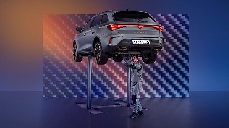 CUPRA León Sportstourer en un moderno elevador siendo revisado por técnico espcializado