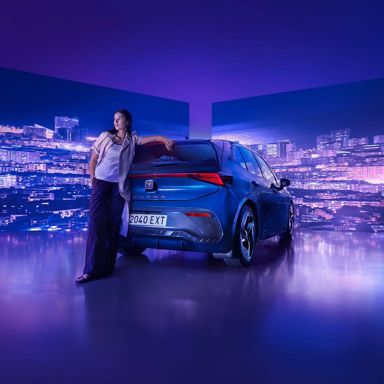 CUPRA Born compacto eléctrico con ciudad nocturna de fondo iluminado por luces de neón azules