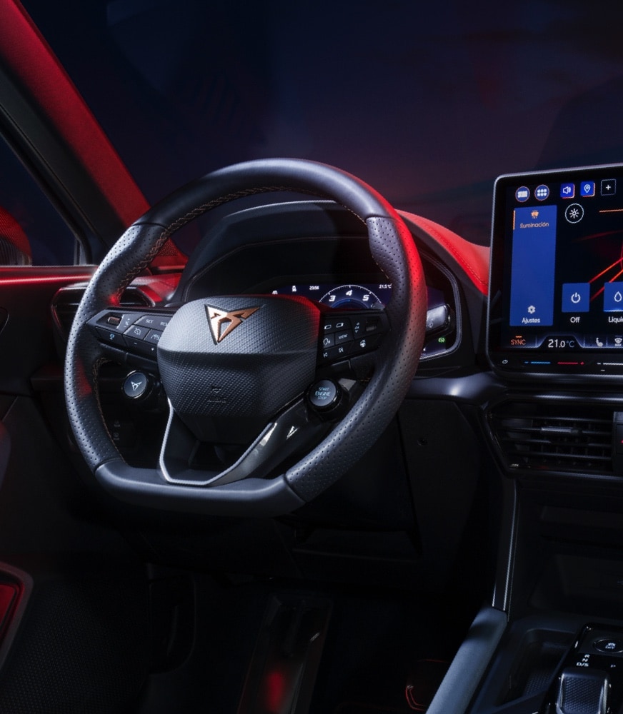 Interior%20de%20CUPRA%20León%20híbrido%20enchufable,%20volante%20y%20pantalla%20multimedia