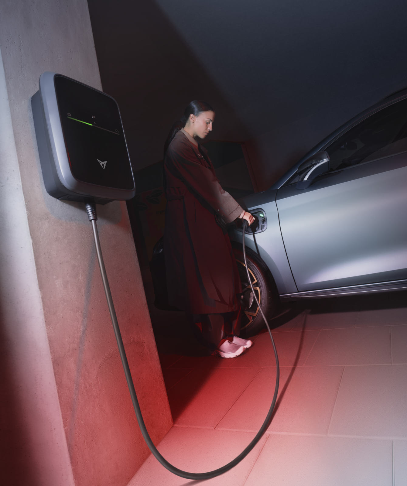 CUPRA León híbrido enchufable cargando con wallbox en casa