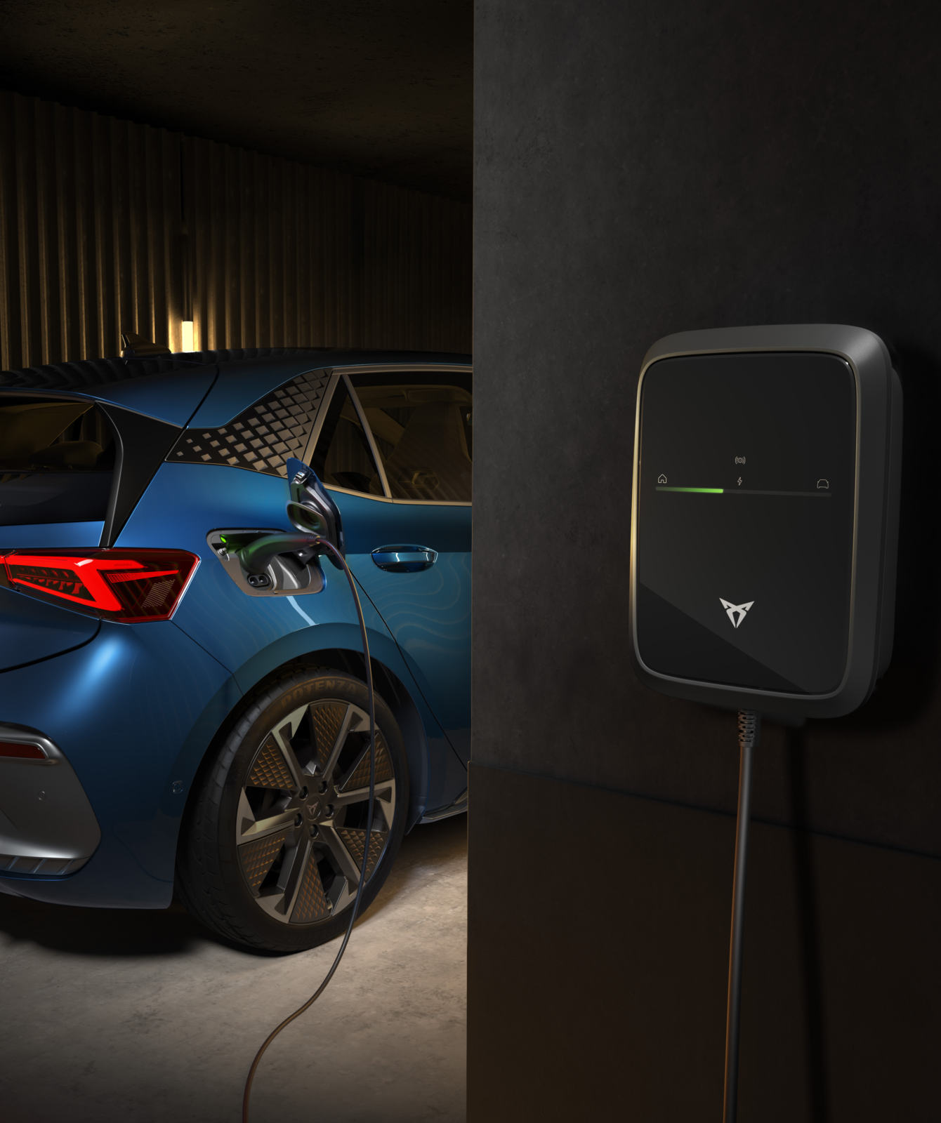 CUPRA Born compacto eléctrico en garage doméstico mientras carga conectado a wallbox