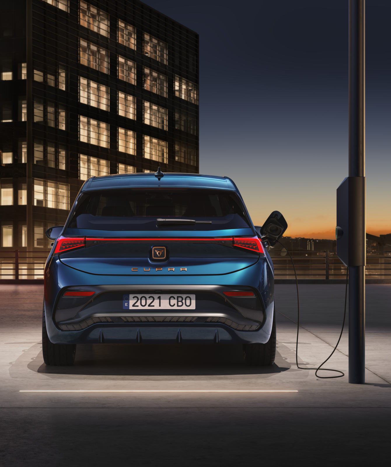 CUPRA Born 100% eléctrico cargando en un aparcamiento público