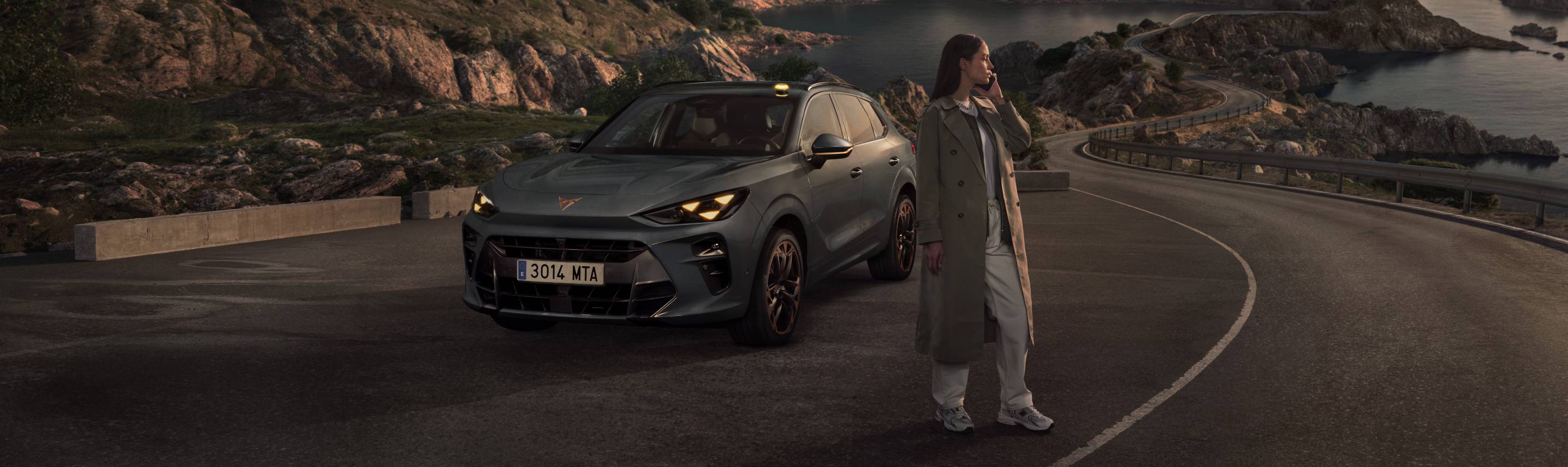 CUPRA Terramar parado en mirador de carretera con baliza V16 conectada con DGT