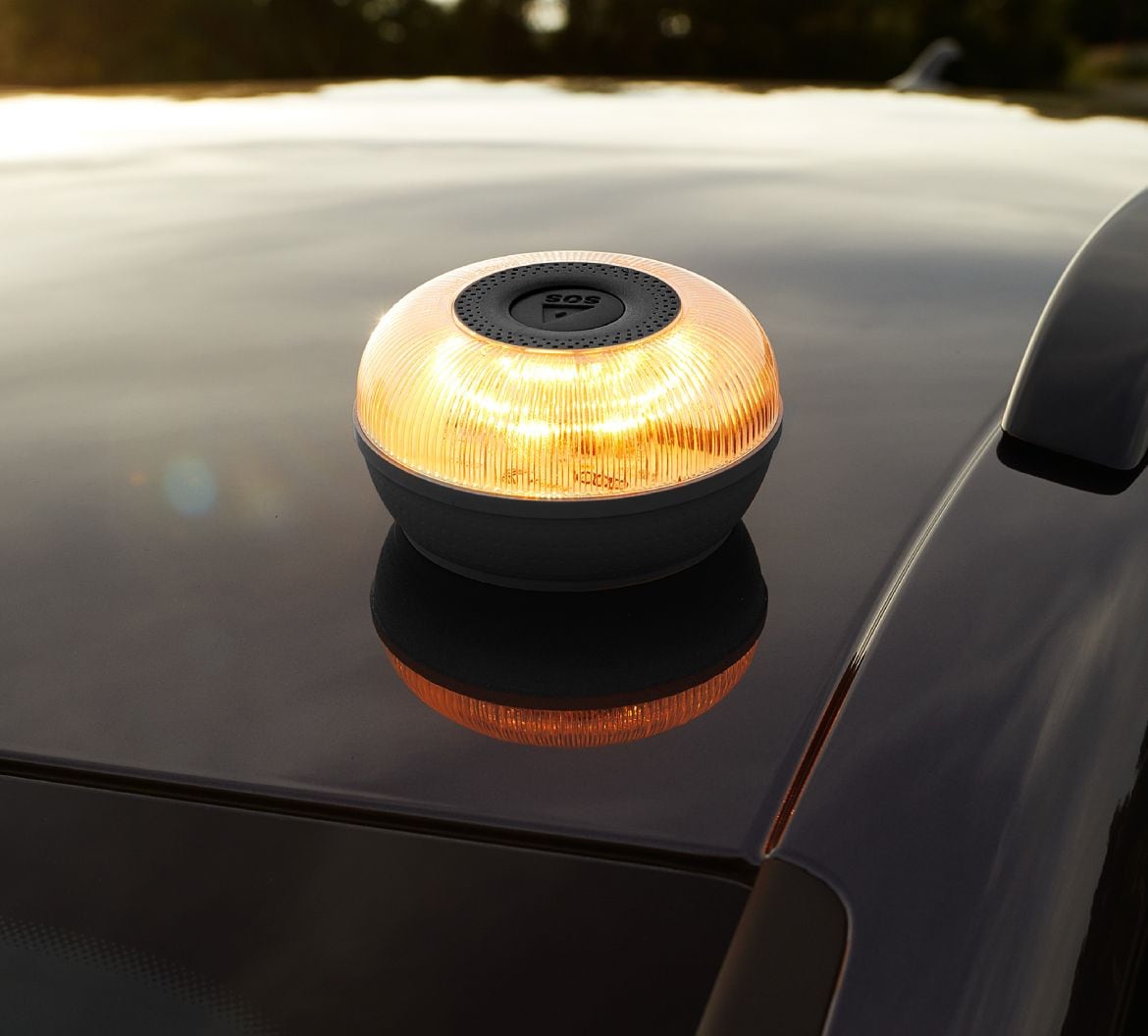 Baliza V16 conectada con DGT instalada sobre techo de coche CUPRA.