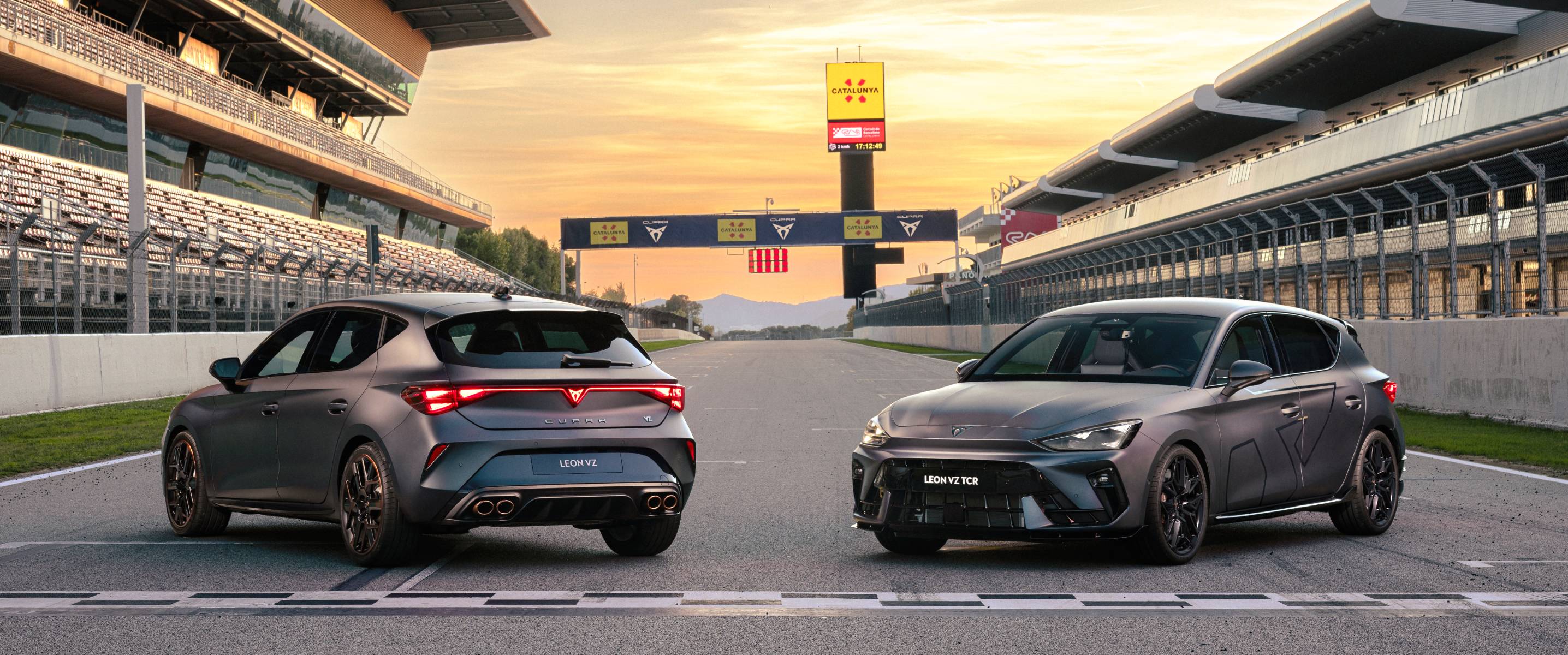 Nuevo CUPRA León VZ inspirado en el León VZ TCR de competición estacionado en la meta de un circuito