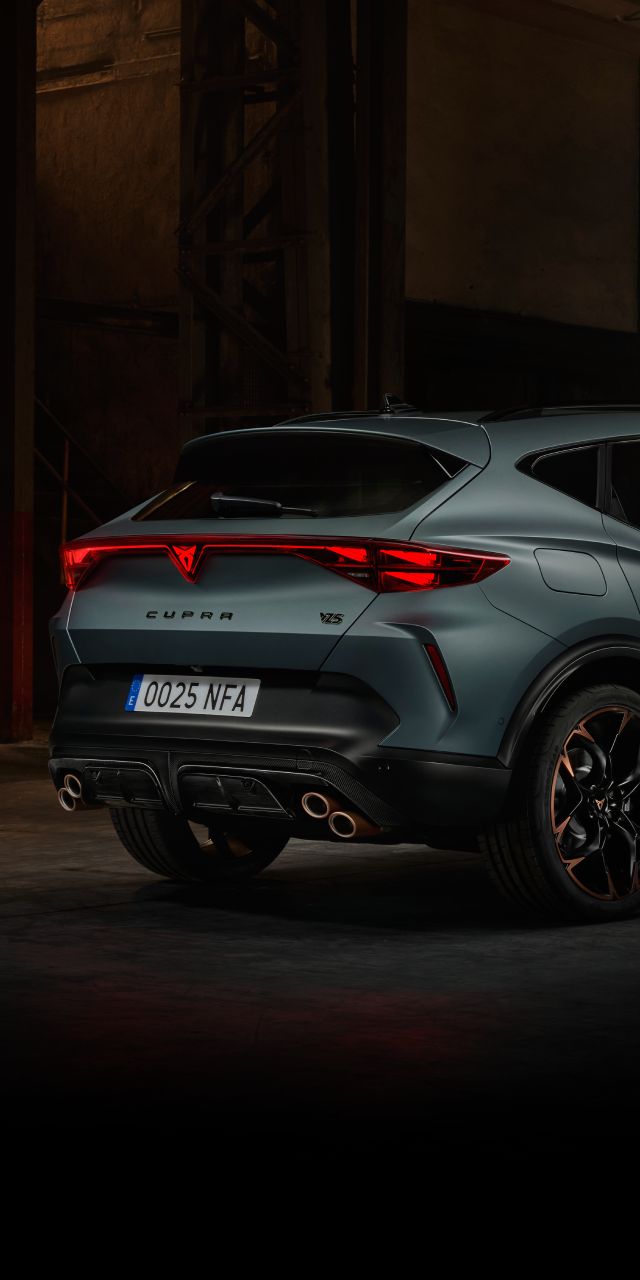 Vista trasera de un CUPRA Formentor VZ5 aparcado en un edificio industrial