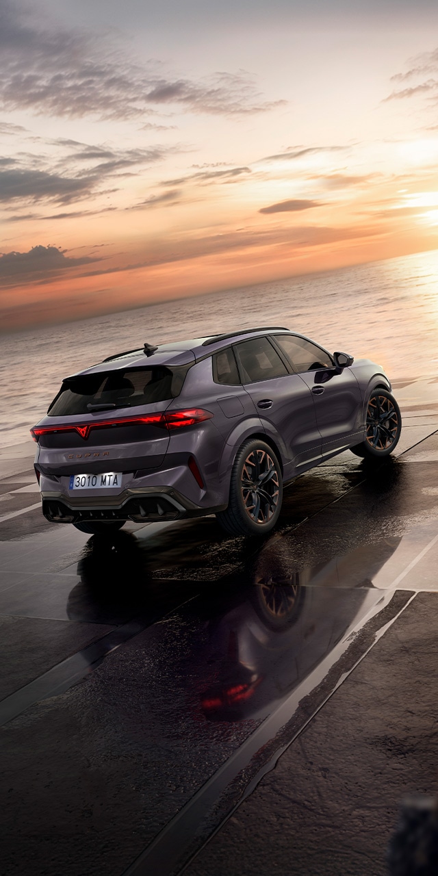 Primer plano de la luz trasera del nuevo CUPRA Terramar con el nombre del modelo iluminado, mostrando un distintivo patrón de luz triangular rojo contra un fondo oscuro.