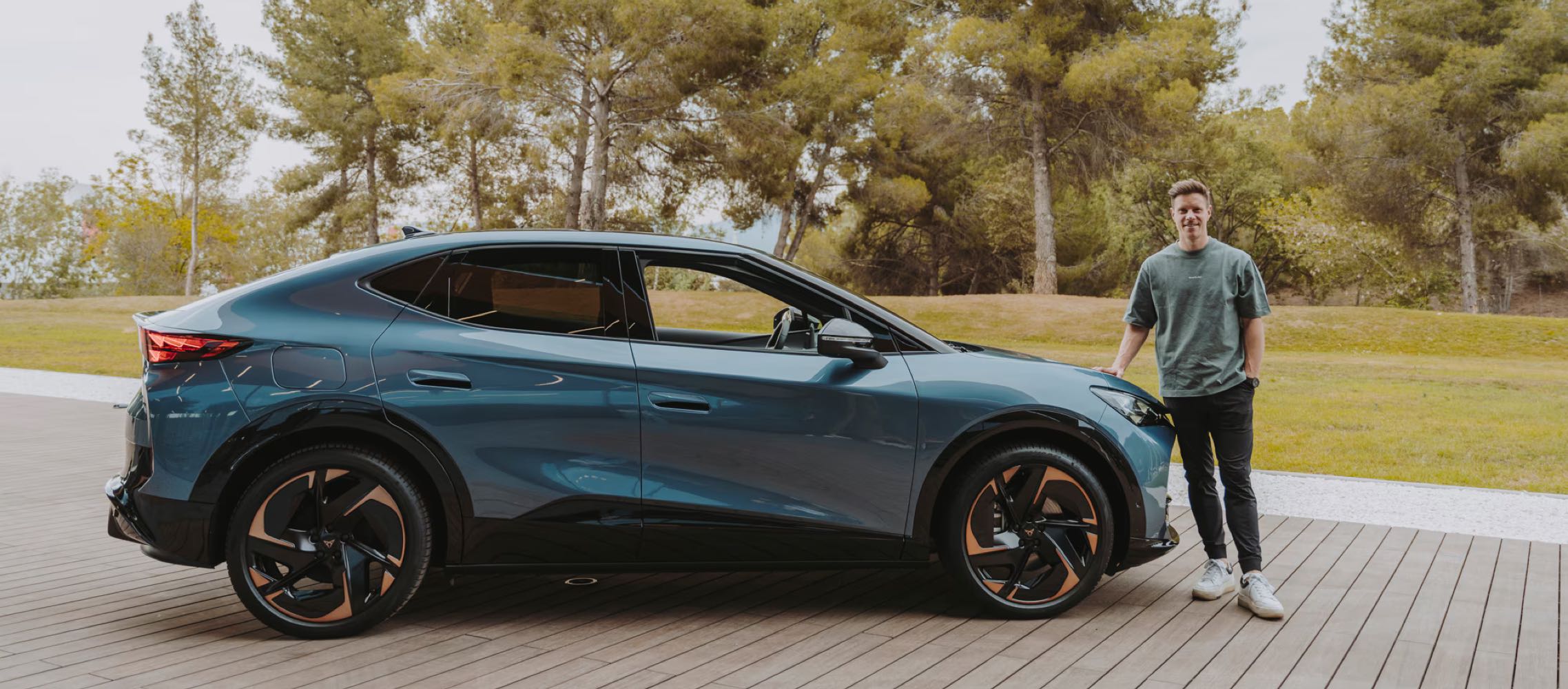 Marc ter Stegen junto a un CUPRA Tavascan de color Tavascan Blue