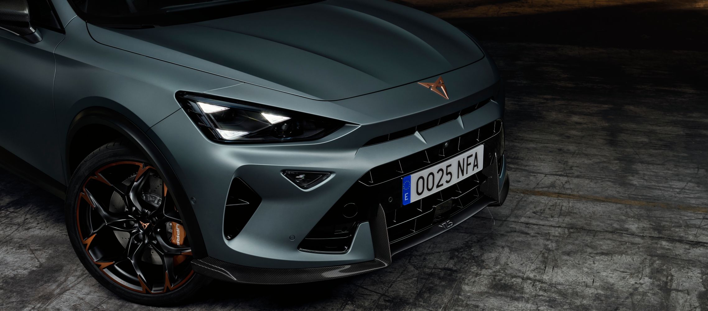 Primer plano frontal de un CUPRA Formentor VZ5 sobre suelo de hormigón
