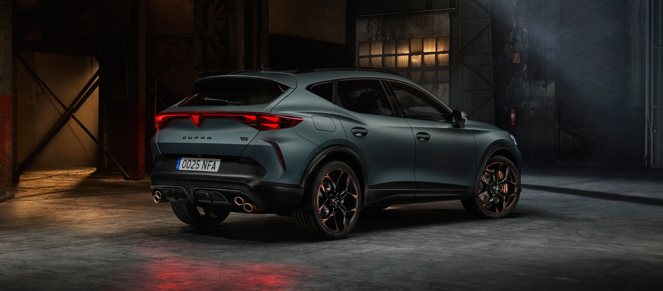 Vista trasera de un CUPRA Formentor VZ5 aparcado en un edificio industrial