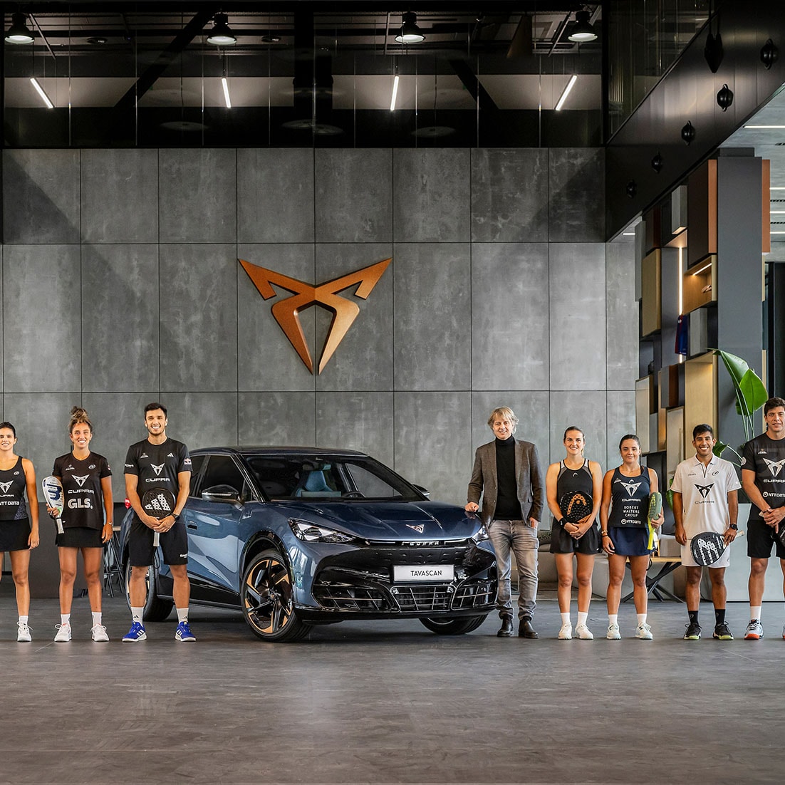 Atletas del pádel posando junto a CUPRA Tavascan Atletas del pádel posando junto a CUPRA Tavascan