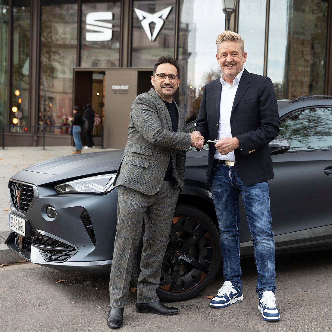 J. A. Bayona recibiendo su nuevo CUPRA Formentor al unirse como embajador J. A. Bayona recibiendo su nuevo CUPRA Formentor al unirse como embajador