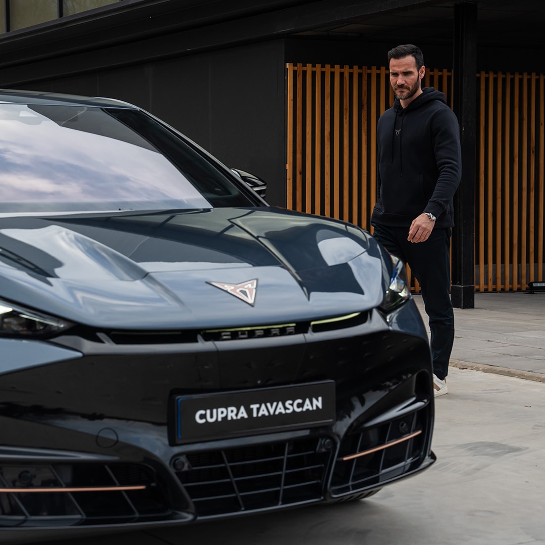 Saúl Craviotto junto a su nuevo CUPRA Tavascan VZ en color Tavascan Blue Saúl Craviotto junto a su nuevo CUPRA Tavascan VZ en color Tavascan Blue