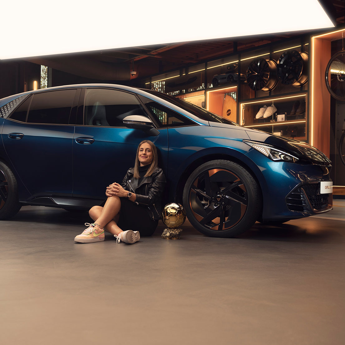 Alexia Putellas junto a CUPRA Born y su trofeo del Balón de Oro