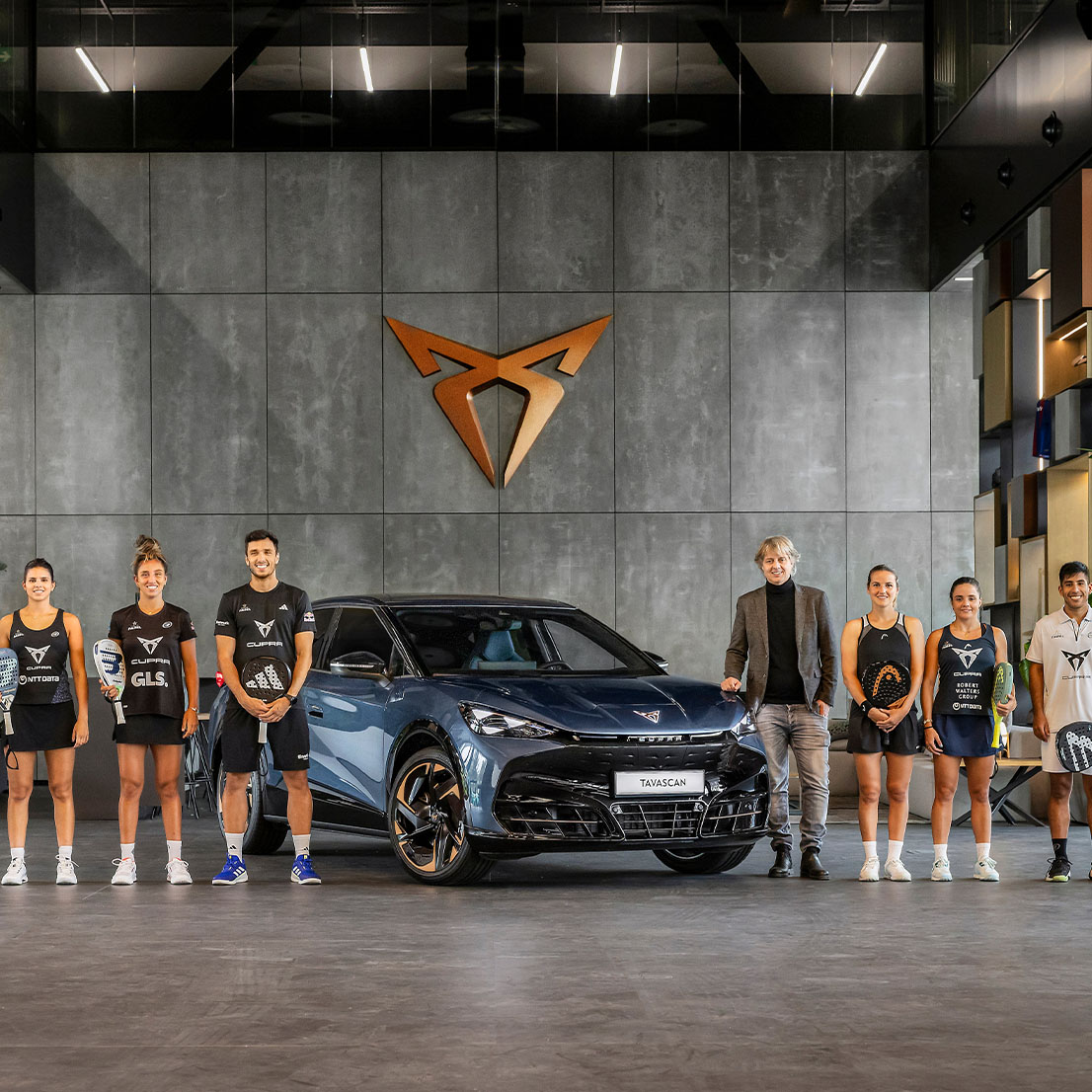 Atletas del pádel posando junto a CUPRA Tavascan