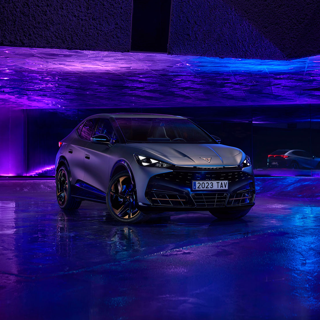 CUPRA Tavascan en un entorno futurista con iluminación de neón