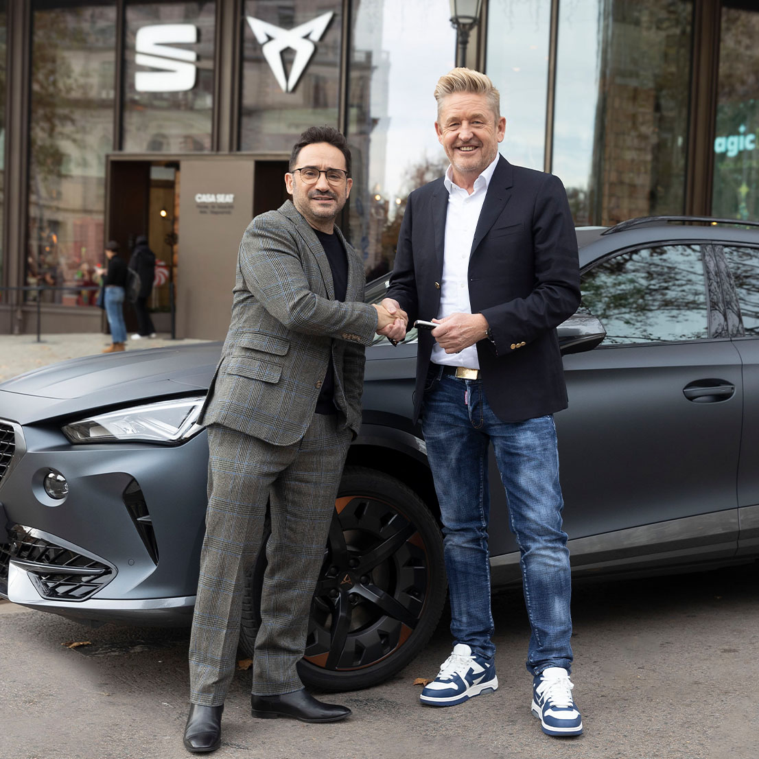 J. A. Bayona recibiendo su nuevo CUPRA Formentor al unirse como embajador