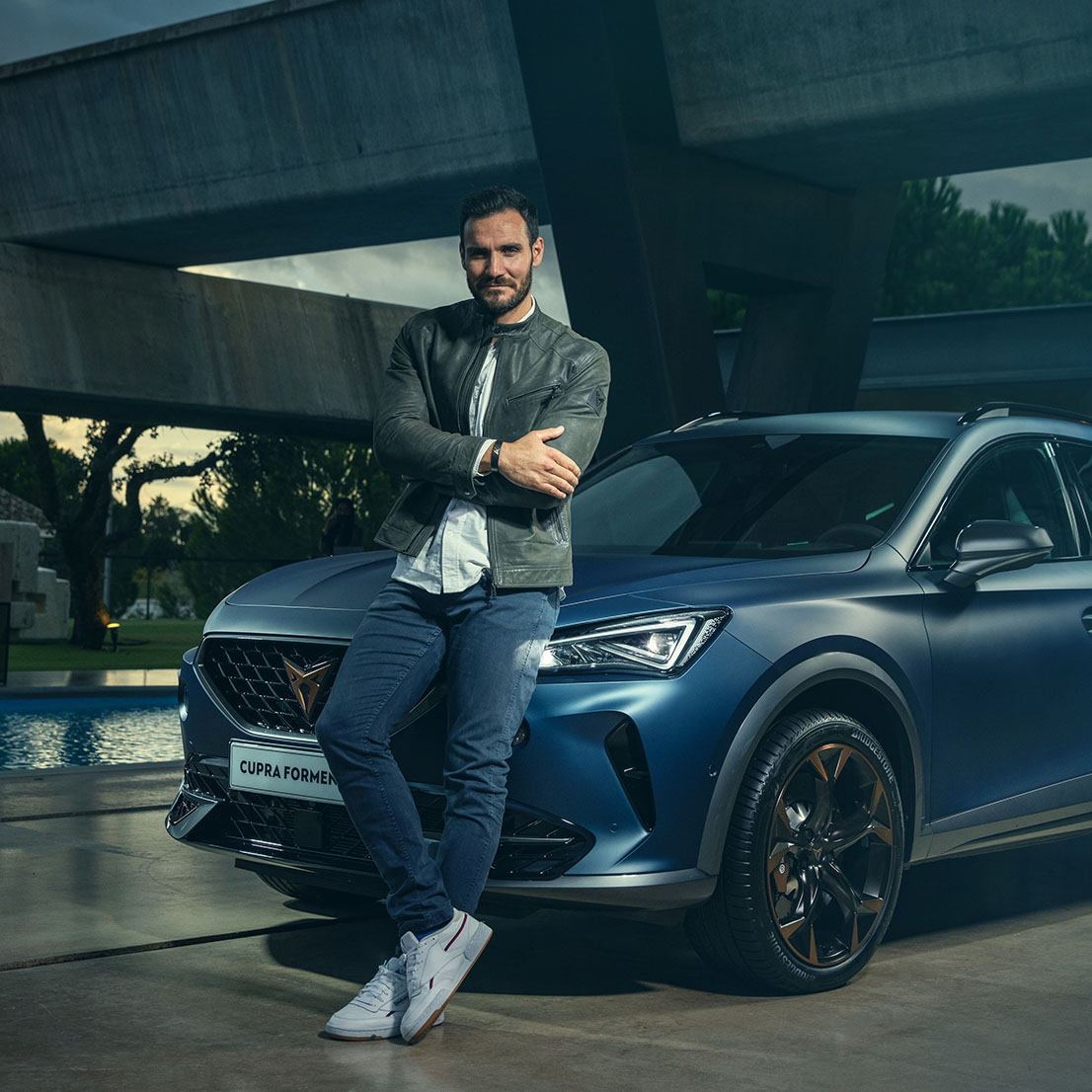 Embajador Saúl Craviotto sentado en su nuevo CUPRA Formentor