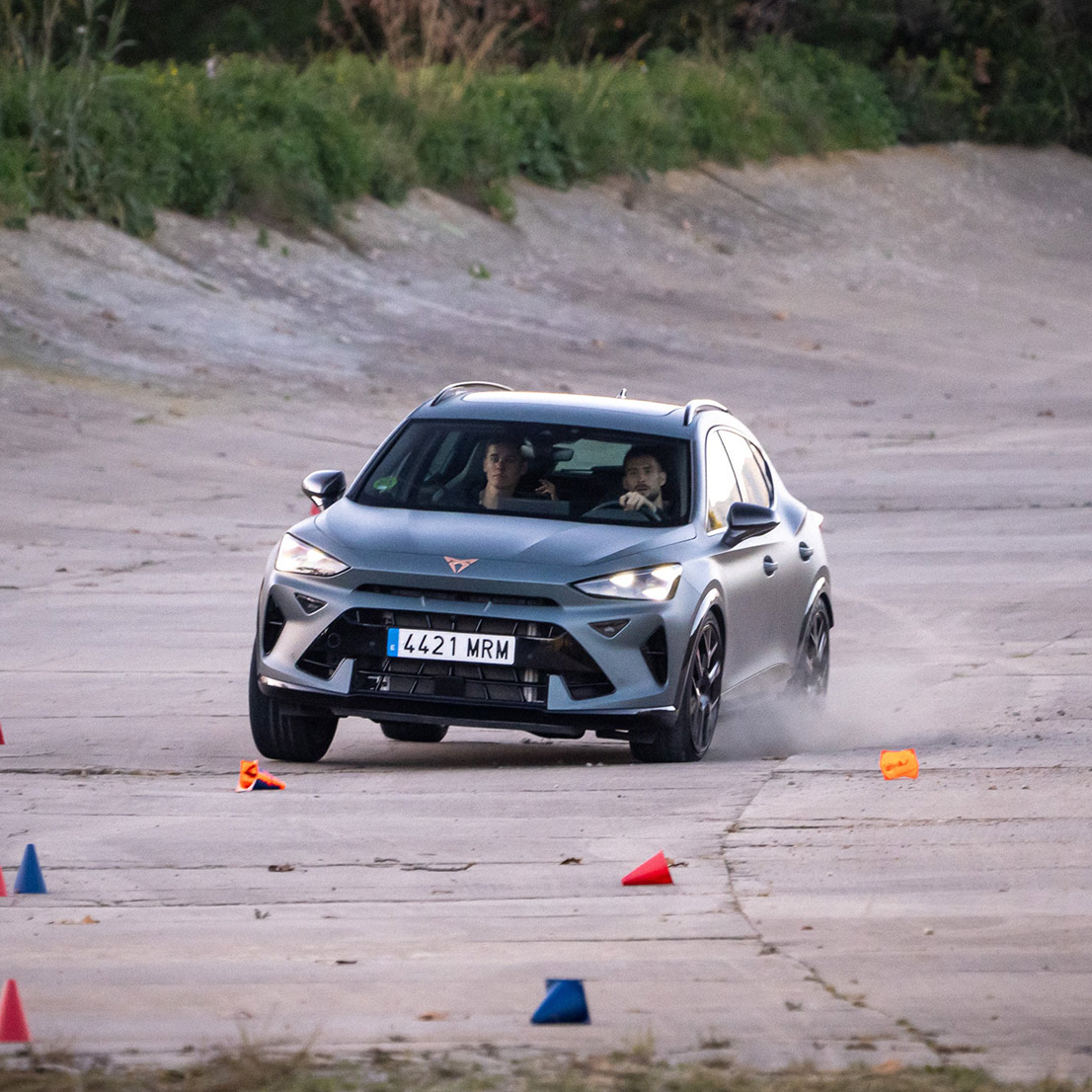 Los jugadores del FC Barcelona compiten entre ellos con un CUPRA Formentor en el circuito Terramar