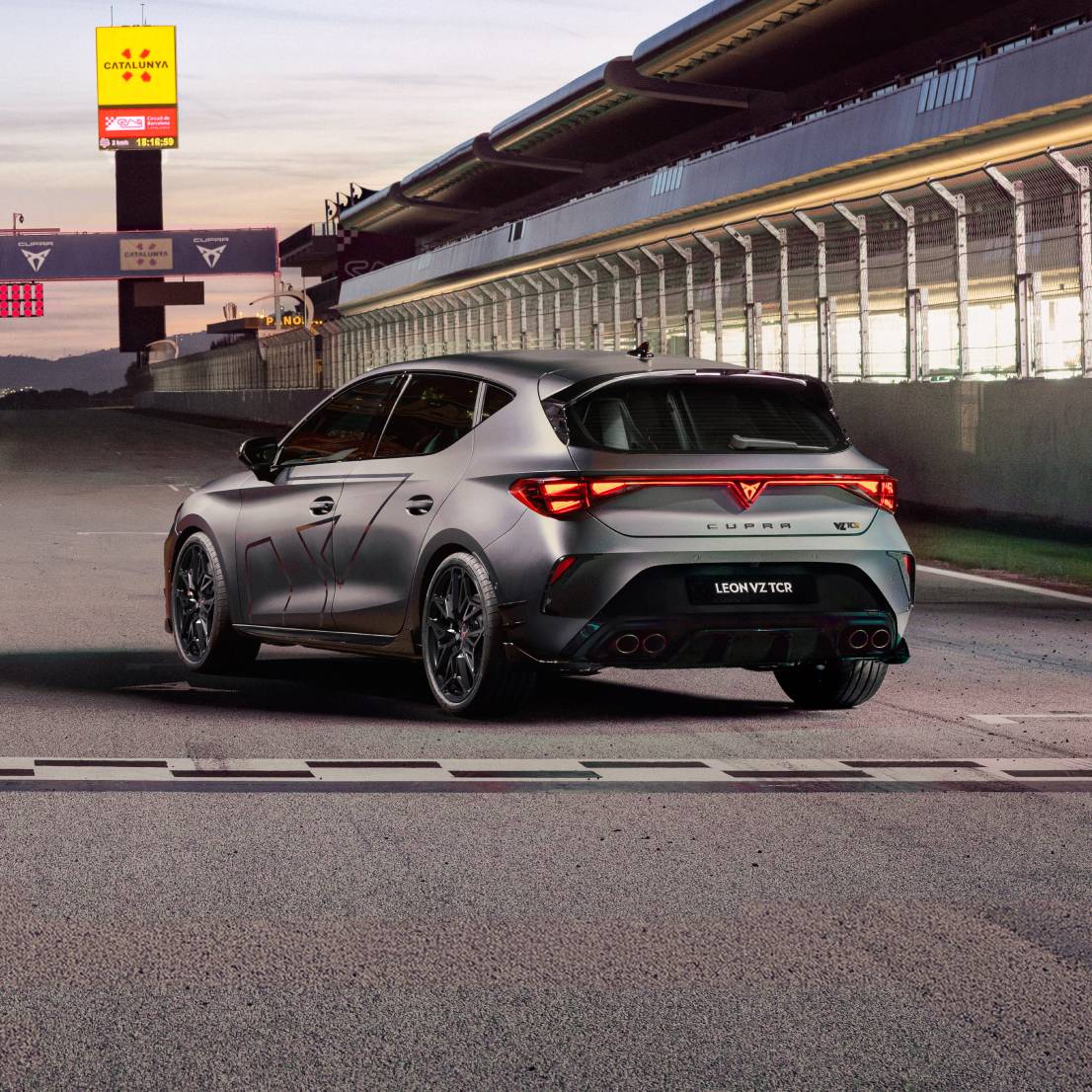 Nuevo CUPRA León VZ inspirado en el León VZ TCR de competición estacionado en la meta de un circuito
