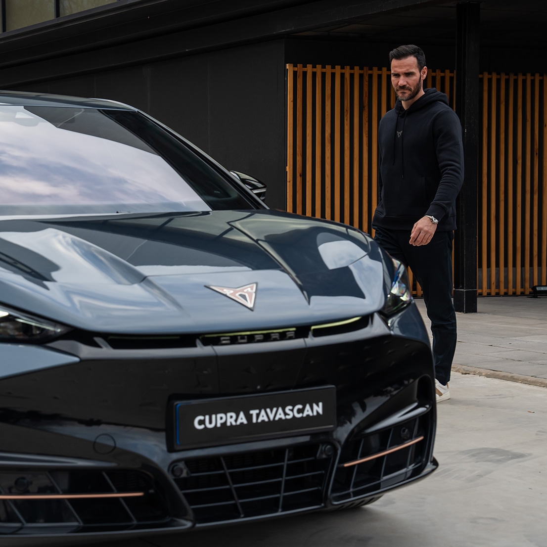 Saúl Craviotto junto a su nuevo CUPRA Tavascan VZ en color Tavascan Blue