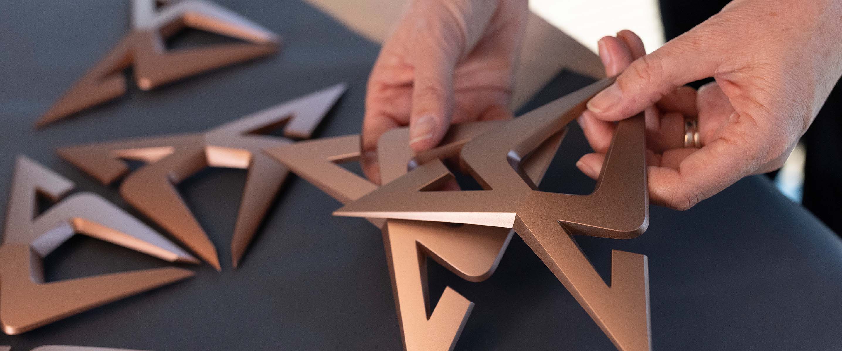 Francesca Sangalli seleccionando los logotipos de cobre del emblema CUPRA para el CUPRA Tavascan.