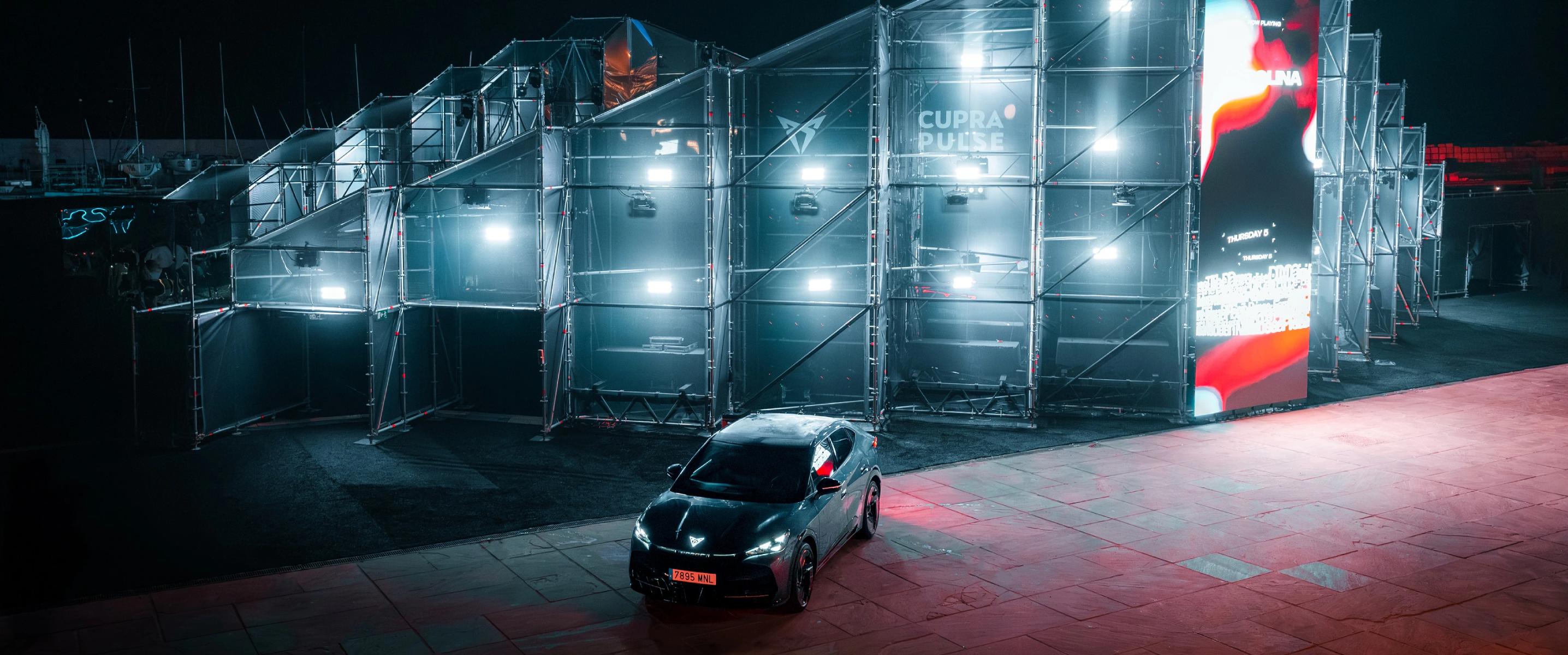 CUPRA Tavascan SUV eléctrico frente escenario de CUPRA Pulse en Primavera Sound Barcelona
