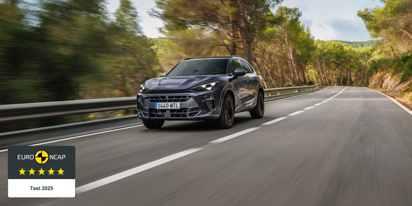 CUPRA Terramar SUV crossover en color Dark Void circulando por carretera secundaria en puerto de montaña