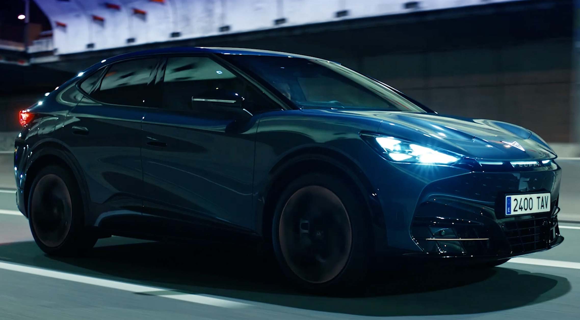 CUPRA tavascan blue colour copper black covers wheels highway CUPRA tavascan blue colour copper black covers wheels highway