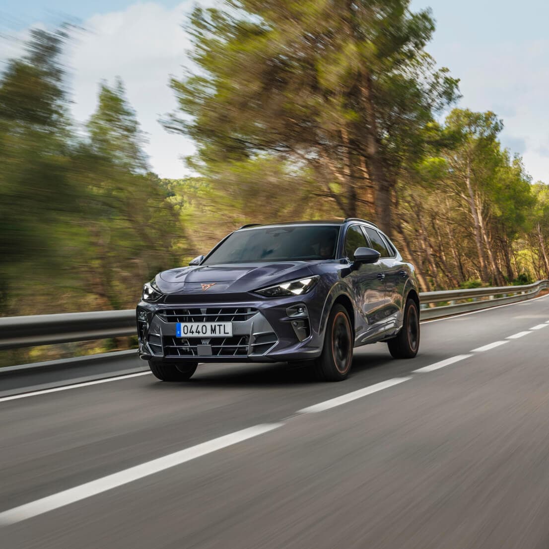 CUPRA Terramar SUV crossover en color Dark Void circulando por carretera secundaria en puerto de montaña