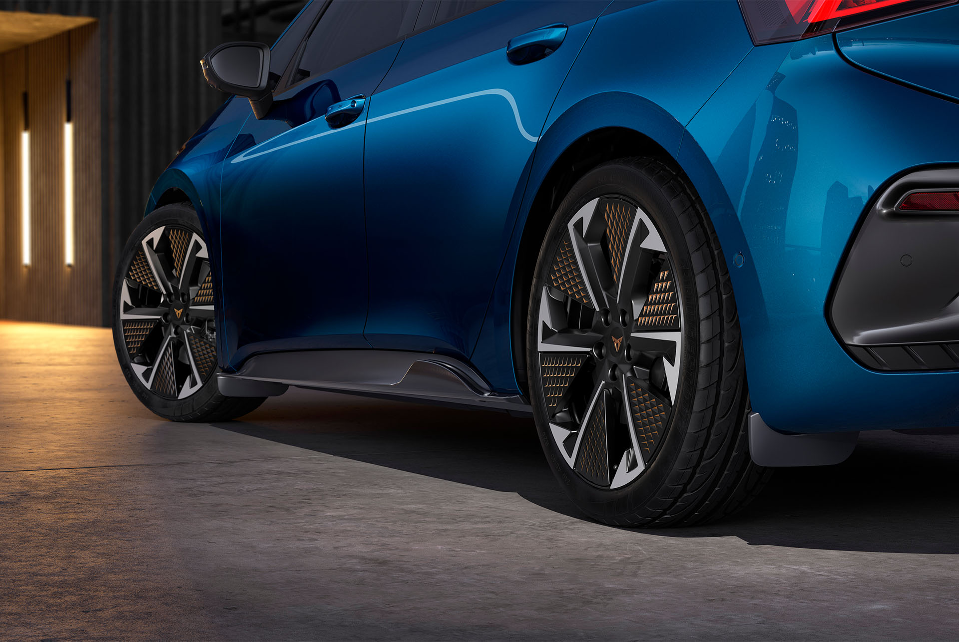 CUPRA Born color azul lava con guardabarros traseros