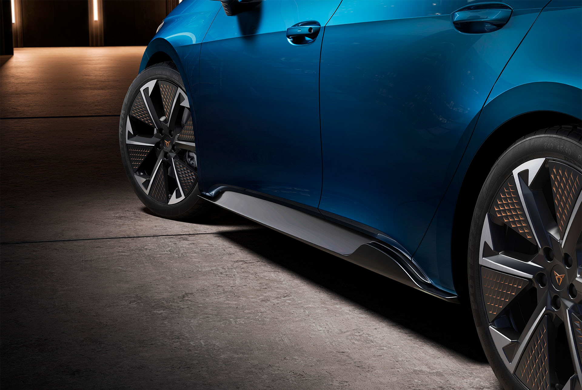 CUPRA Born color azul lava con faldones laterales