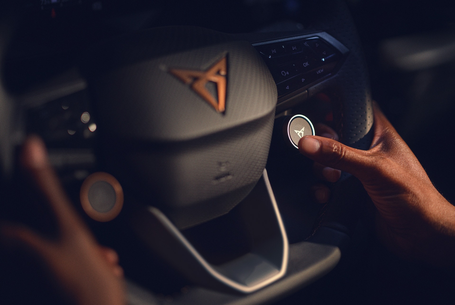 CUPRA Born vista interior del volante multifunción con botones satélite