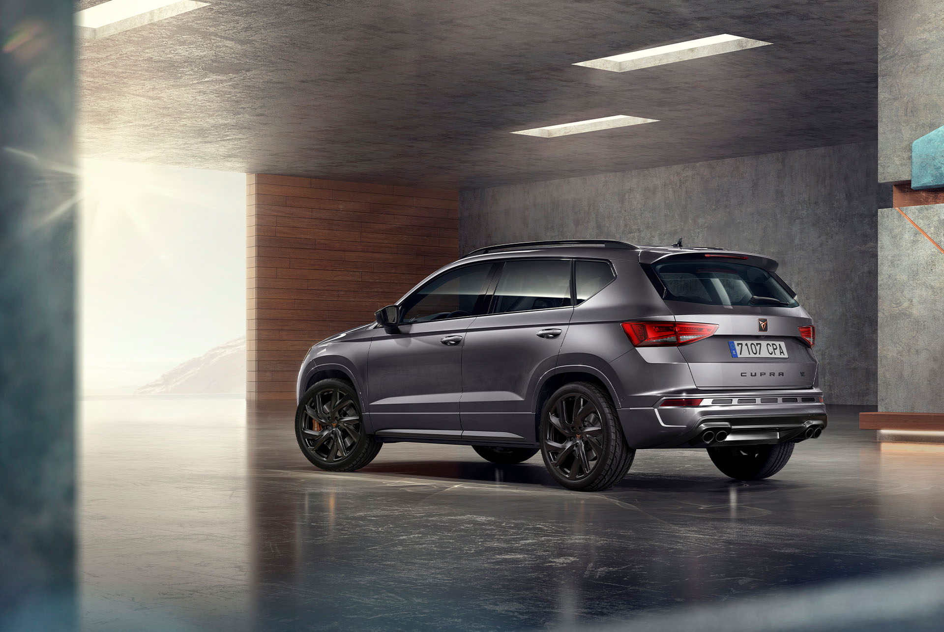 Vista trasera del CUPRA Ateca, donde destaca su calidad, amplitud y moderno diseño exterior. 
