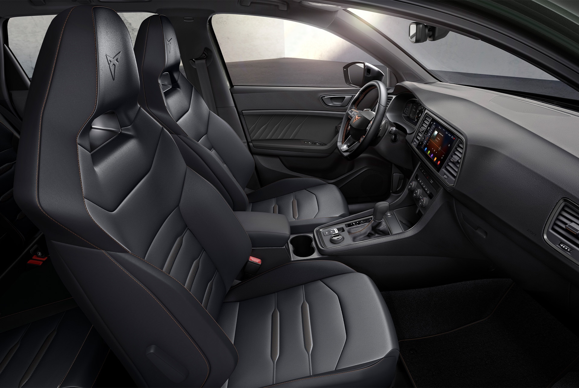 Vista interior del CUPRA Ateca con asientos deportivos tipo bucket de cuero negro auténtico, que ofrecen un aspecto pulido y sofisticado para mejorar tu experiencia al volante.