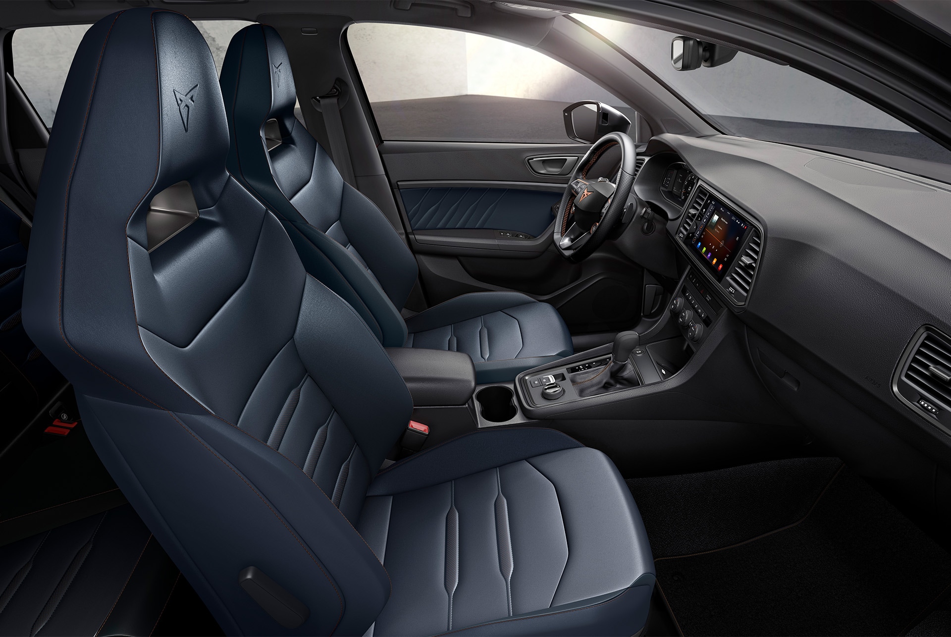 Vista interior del CUPRA Ateca con asientos tipo bucket en piel nappa azul Petrol, con exclusivas costuras en cobre y tejidos futuristas. 